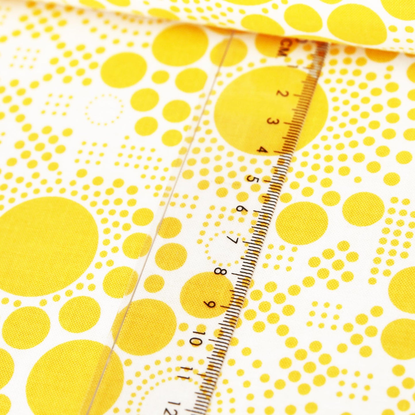 Baumwollstoff "gelbe Kreise Hipster" von Riley Blake Designs - Patchwork Baumwolle weiß gelb - Stoffe Kudellino - Bündchenstoffe, Jersey Stoffe und mehr...