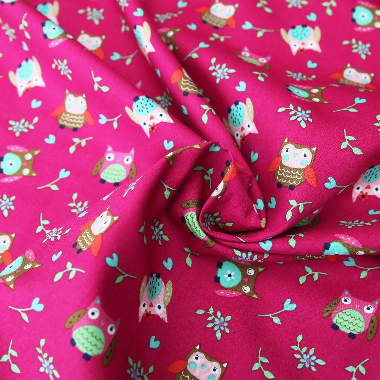 Baumwollstoff bunte Eulen Uhu auf fuchsia magenta Stoffe Kudellino