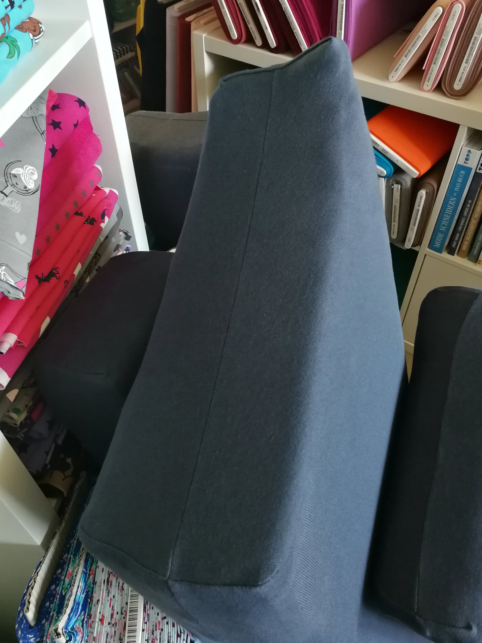 Dunkelgraues Wohnwagenpolster mit sauberen Nähten, Stoffe-Kudellino, Sale-Angebot.