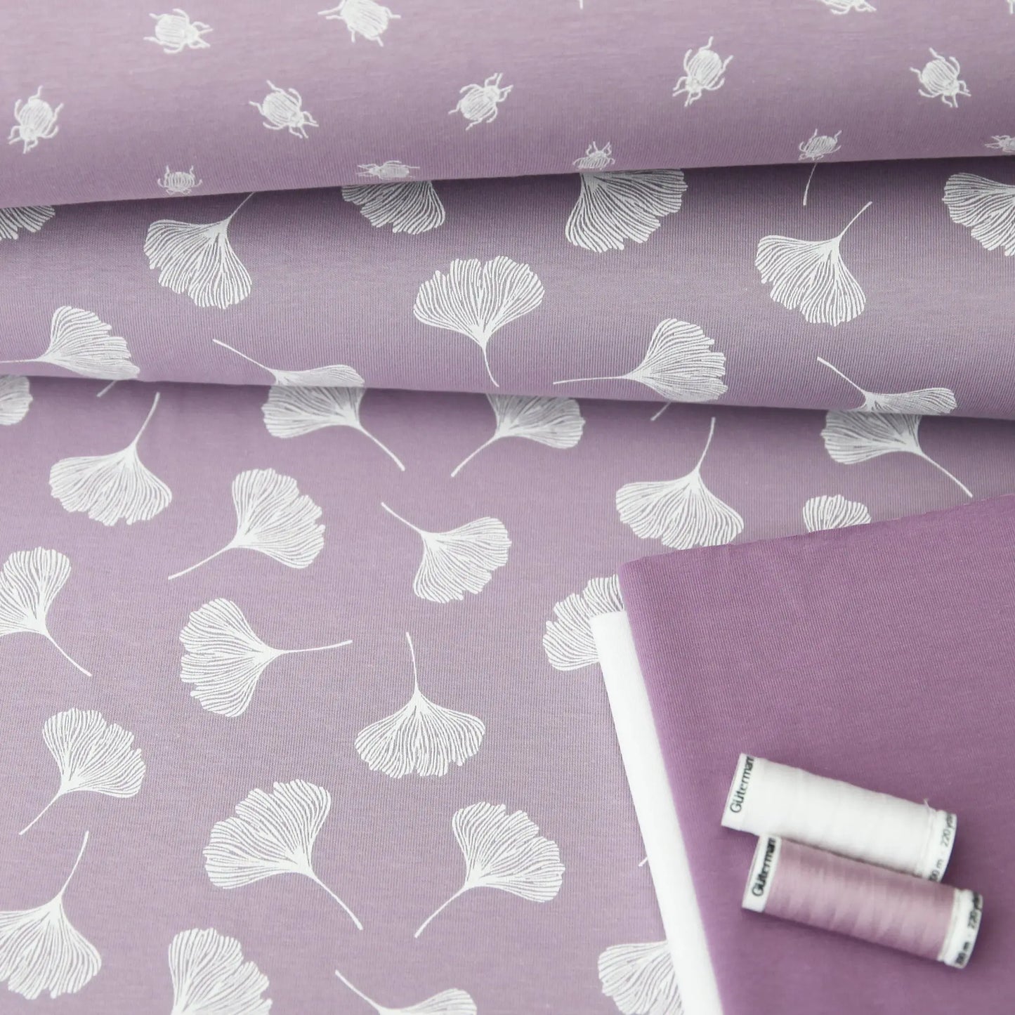Baumwolljersey "Gingko Blätter" - Jersey Stoff auf mauve rauchlila Stoffe Kudellino