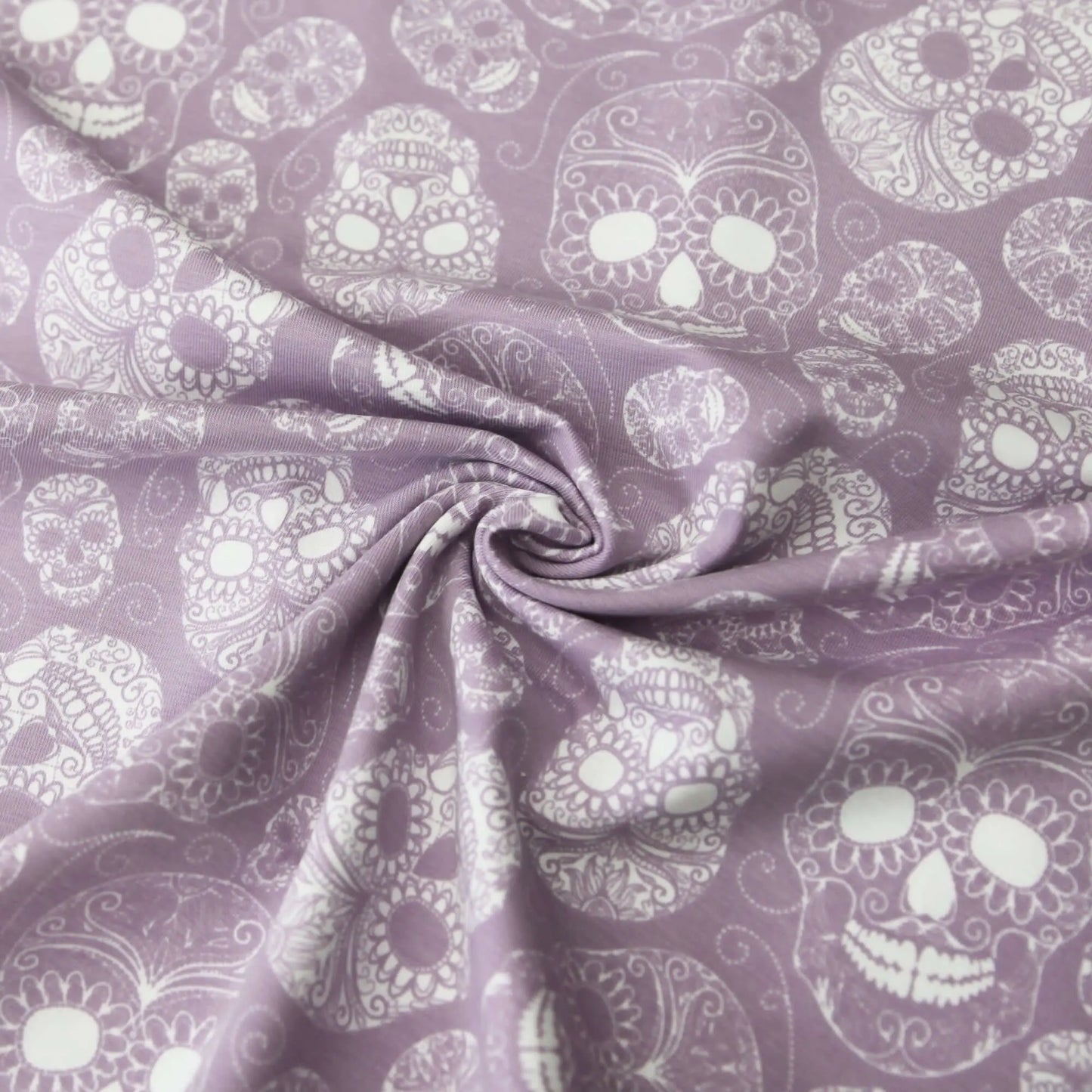 "Skulls Totenköpfe in Flieder" - Jersey Stoff extra Breit