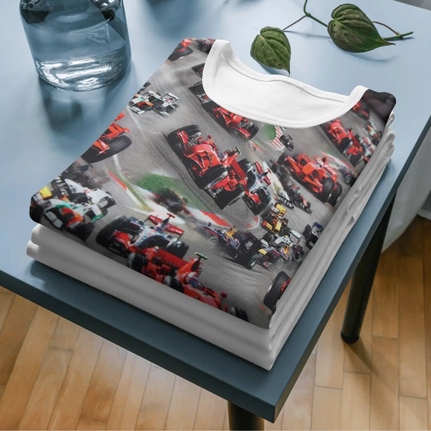 Gefaltetes graues Baumwolljersey-Shirt mit buntem Formel-1-Rennwagen-Print und weißem Kragen.
