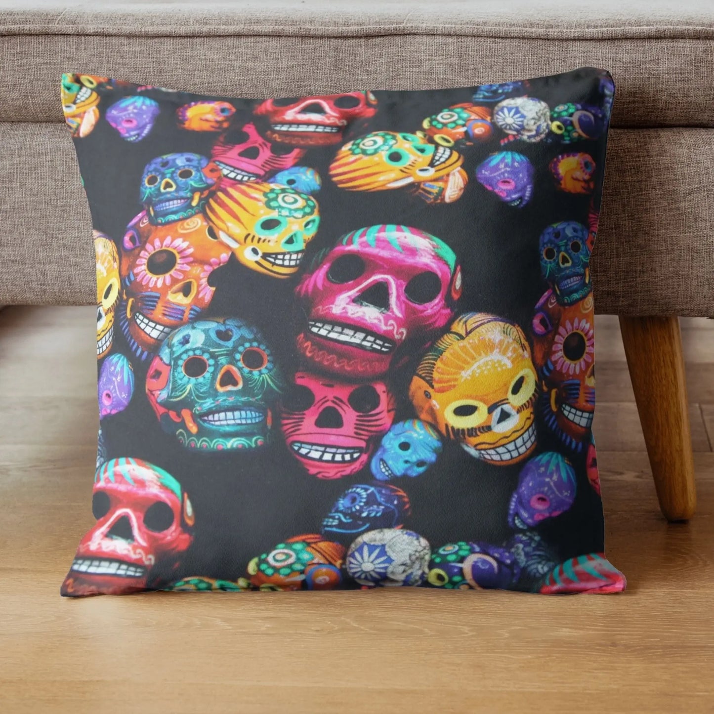 Kissenbezug aus Baumwolljersey mit bunten Sugar Skulls Totenköpfen auf schwarzem Hintergrund.