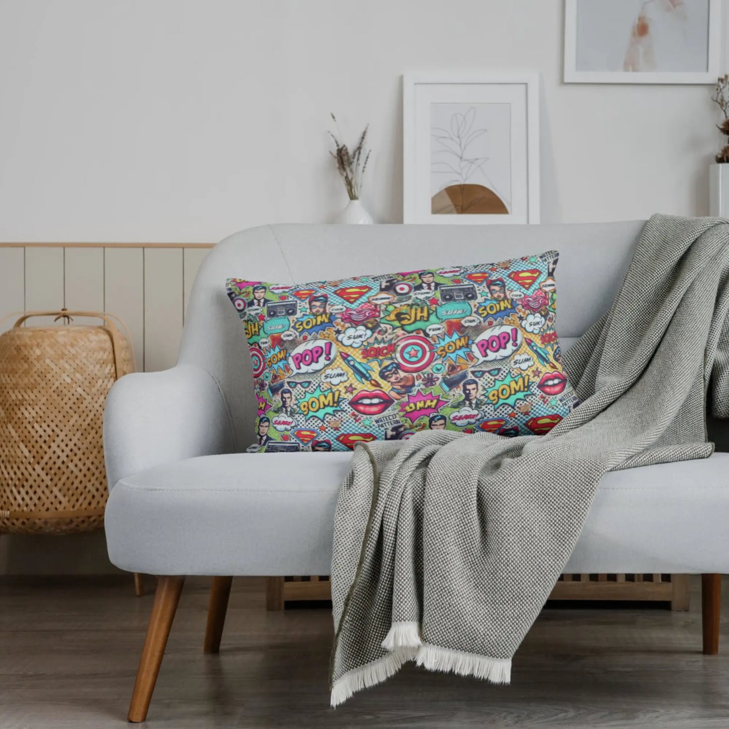 Kissenbezug aus Baumwolljersey mit buntem Comic Pop Art Muster und Superman-Motiven auf weißem Sofa.