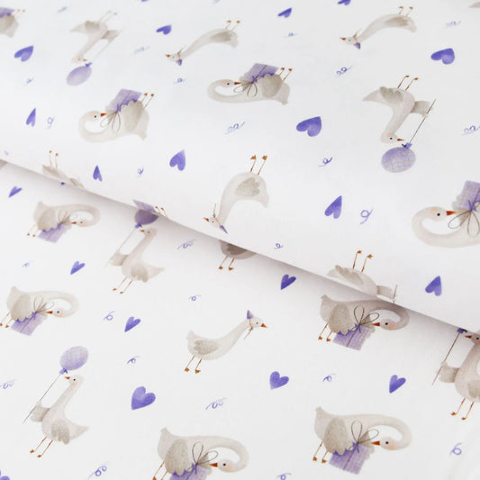 Weißer Baumwolljersey mit pastelllila Herzen und grauen, spielerischen Gänsen mit orangen Schnäbeln.