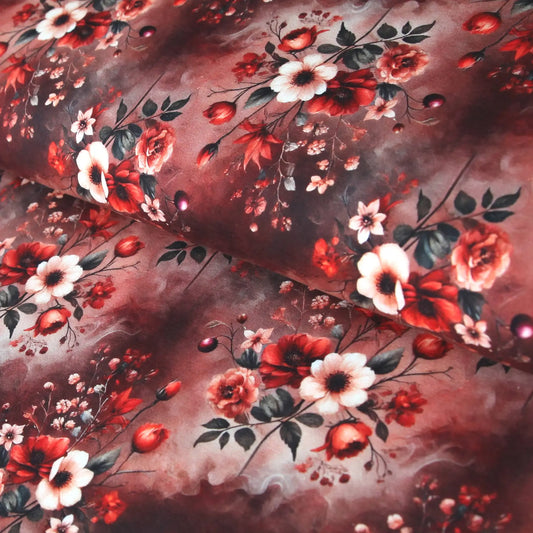 Bordeauxfarbener Baumwolljersey mit weiß-roten Blumen und grünen Blättern, florales Muster.