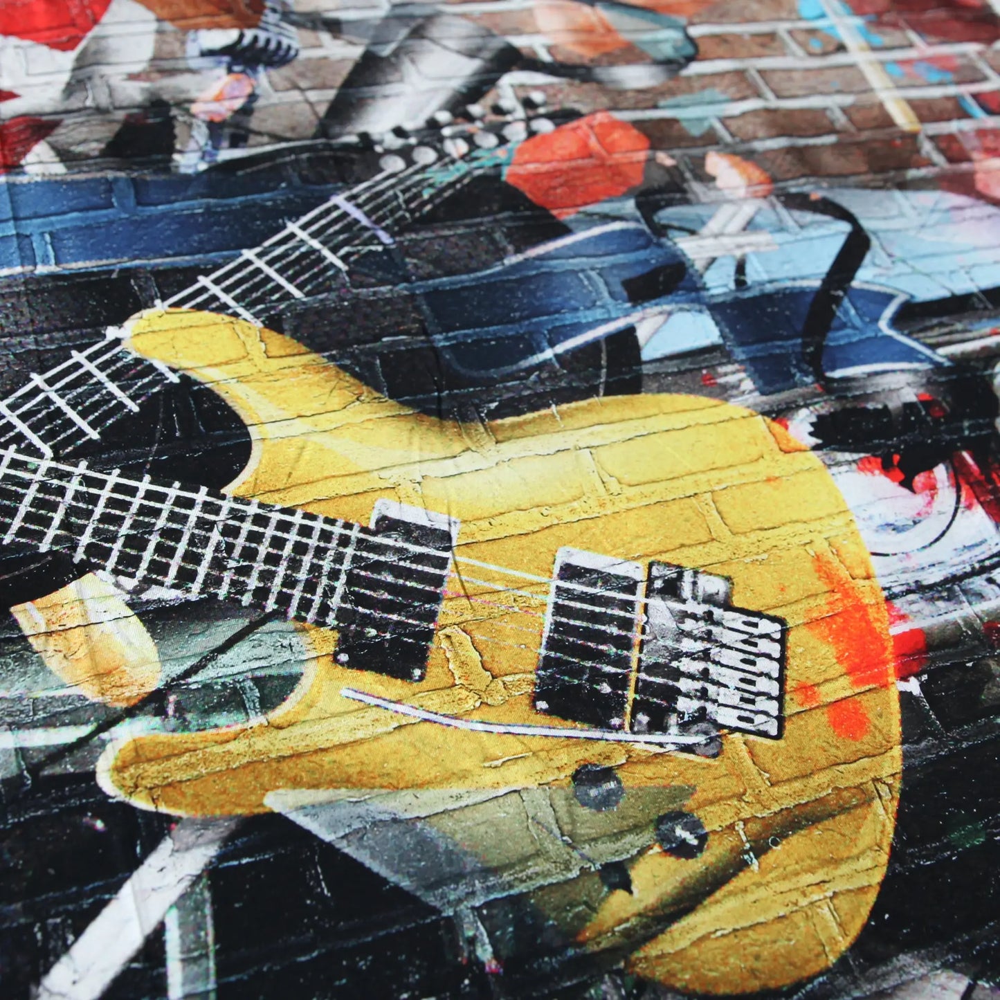 Baumwolljersey mit gelber E-Gitarre und Rockmusik-Motiv auf grauem Hintergrund.