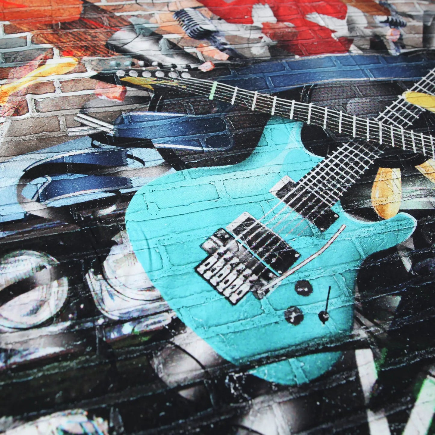 Baumwolljersey mit türkisfarbenen E-Gitarren vor roter Backsteinwand und Rockmusik-Motiv.