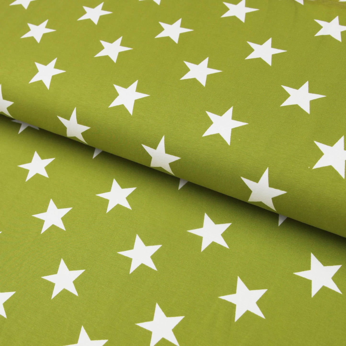Baumwolljersey in Olivgrün mit weißen, 3,5 cm großen Sternenmuster.
