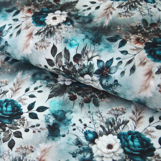 Baumwolljersey mit floralem Muster in Mint, Petrol und Türkis auf weißem Hintergrund.