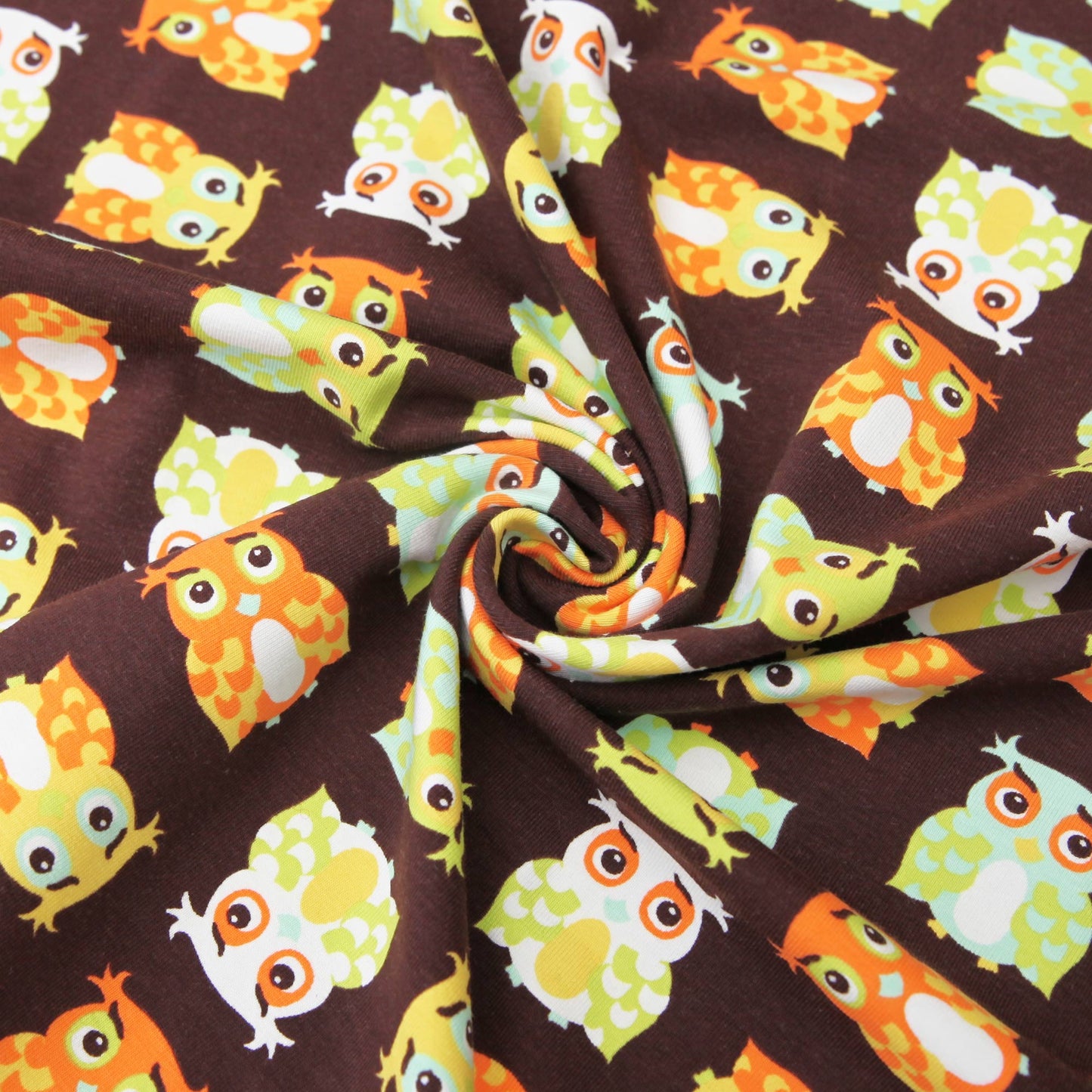Brauner Baumwolljersey mit bunten, stilisierten Eulen in Orange, Gelb und Grün.
