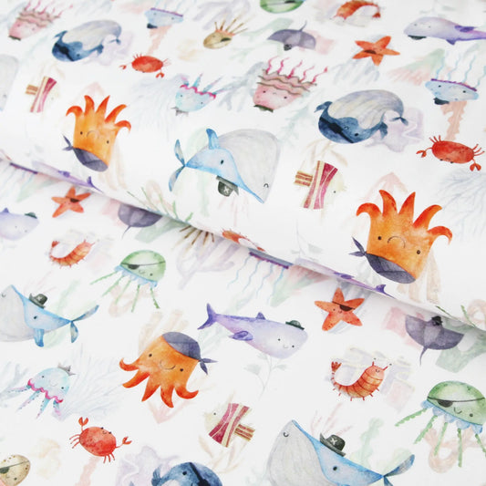 Baumwolljersey mit bunten Meeresbewohnern wie Quallen, Haien, Krabben und Seesternen auf weißem Hintergrund.