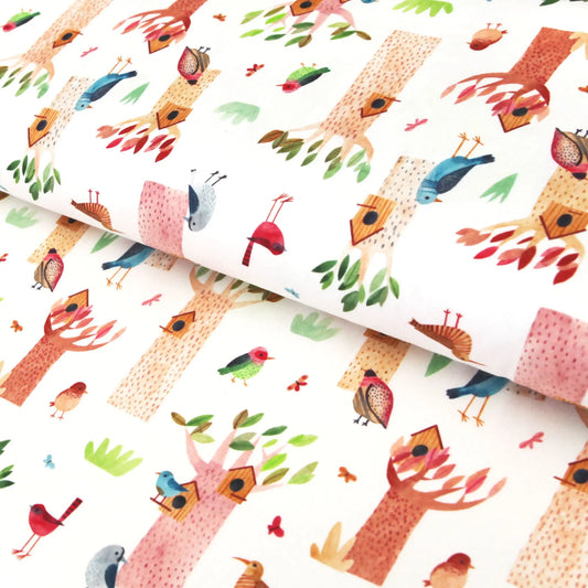 Baumwolljersey mit bunten Vögeln und Bäumen auf weißem Hintergrund, kindgerecht.