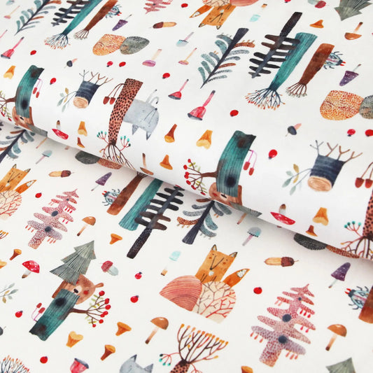 Baumwolljersey mit bunten Waldtieren und Bäumen auf weißem Hintergrund, kindgerecht und öko-tex zertifiziert.