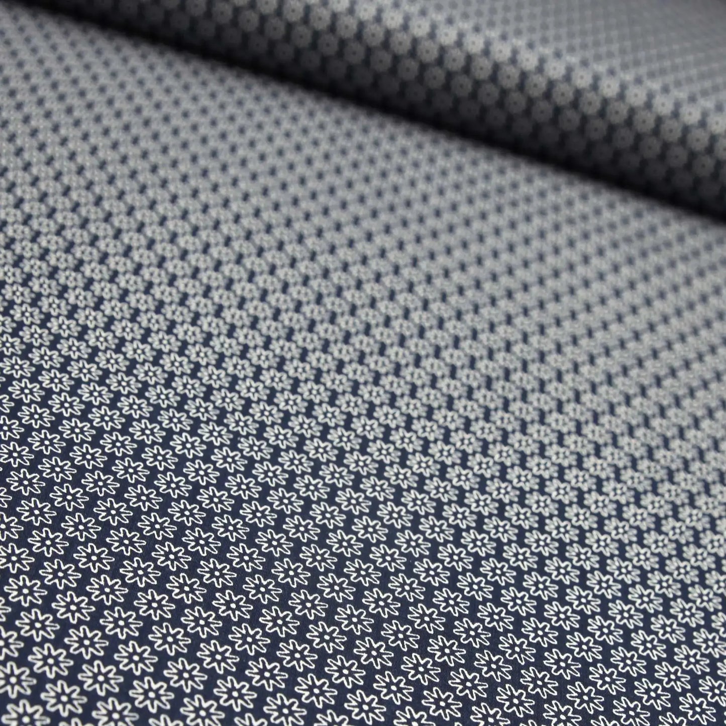 Baumwollstoff Blumen Umriss / Popeline " 0,8 cm weiße Blumen auf schwarz - Stoffe Kudellino - Bündchenstoffe und mehr...