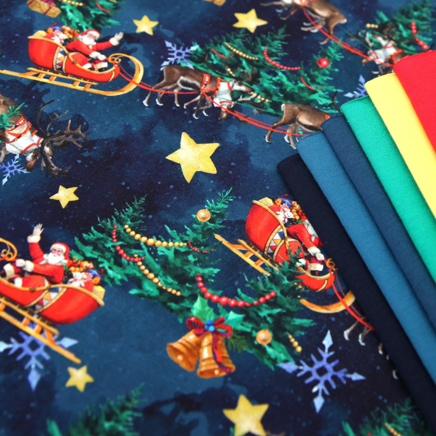 Baumwolljersey mit Petrol-Blauem Hintergrund, Weihnachtsmann im Schlitten und Rentieren, weihnachtliche Sterne und.