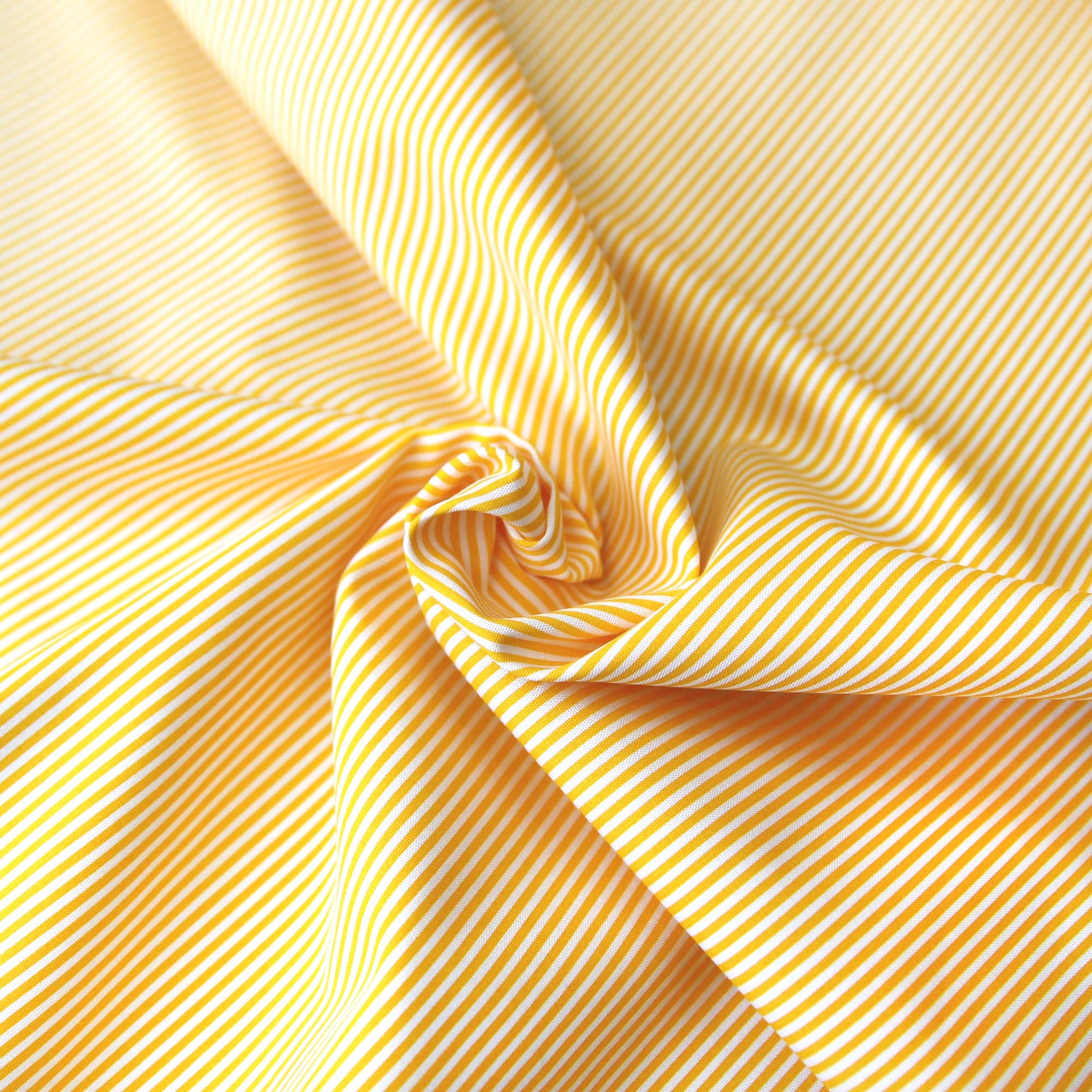 Baumwollstoff mit Linien / Popeline " 0,2 cm schmale weiße Streifen auf gelb" - Patchwork 100% Baumwolle dottergelb - Stoffe Kudellino