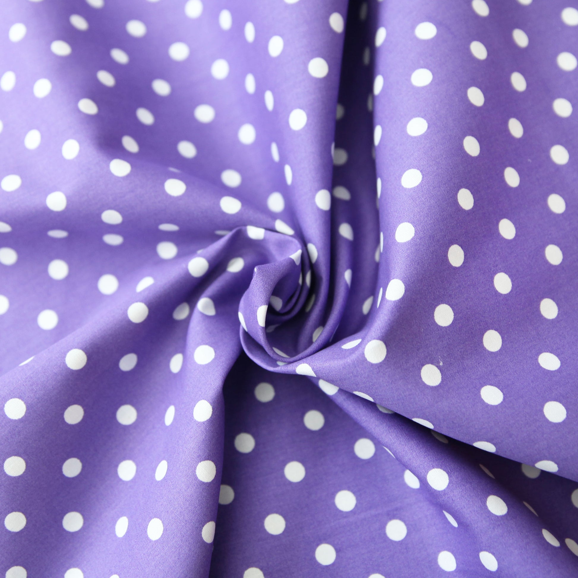 Baumwollstoff mit Punkten / Popeline " 0,8 cm weiße Dots auf violett" - Patchwork 100% Baumwolle lila - Stoffe Kudellino