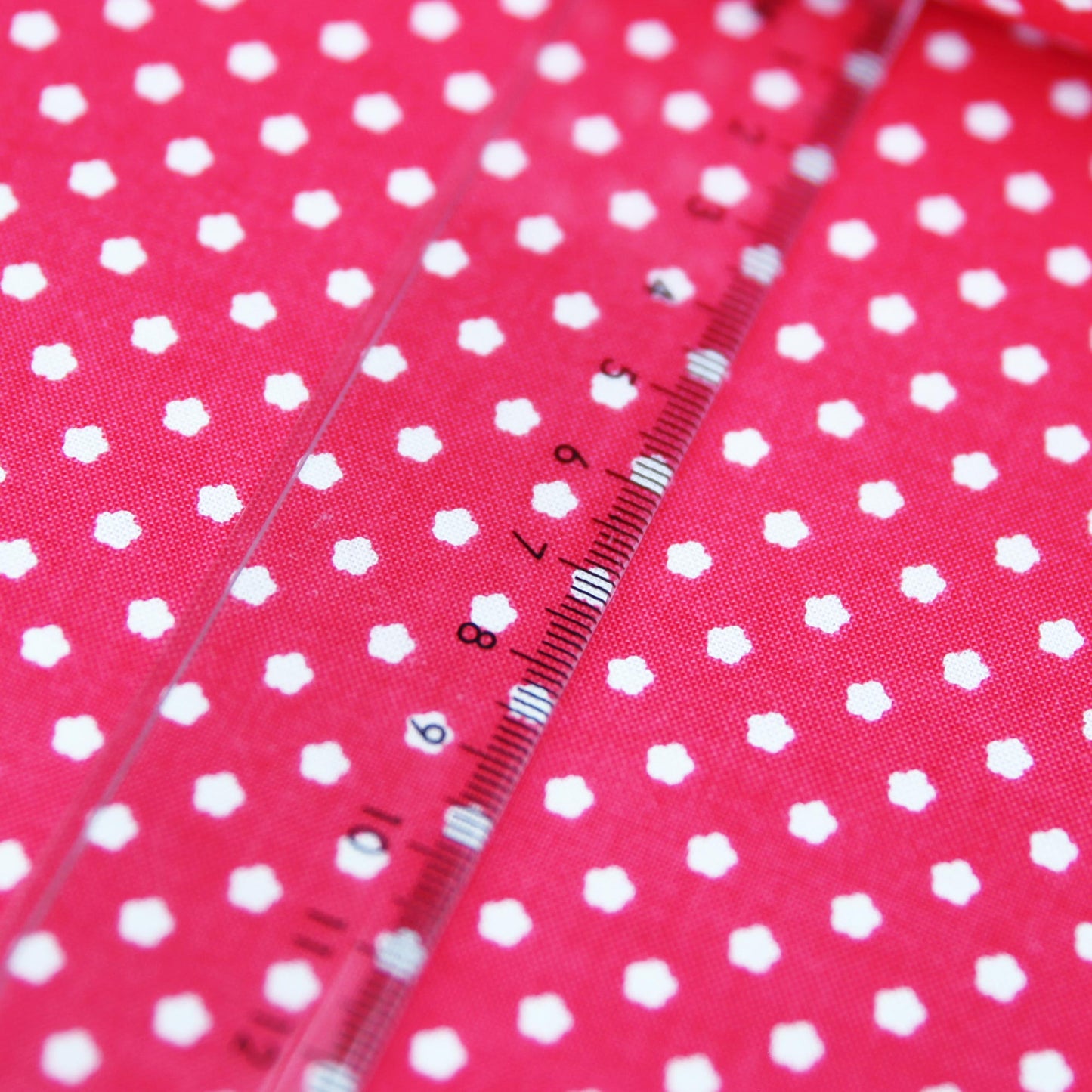 Baumwollstoff "mini Blumen" von Riley Blake - Patchwork Baumwolle weiß auf rot - Stoffe Kudellino - Bündchenstoffe, Jersey Stoffe und mehr...