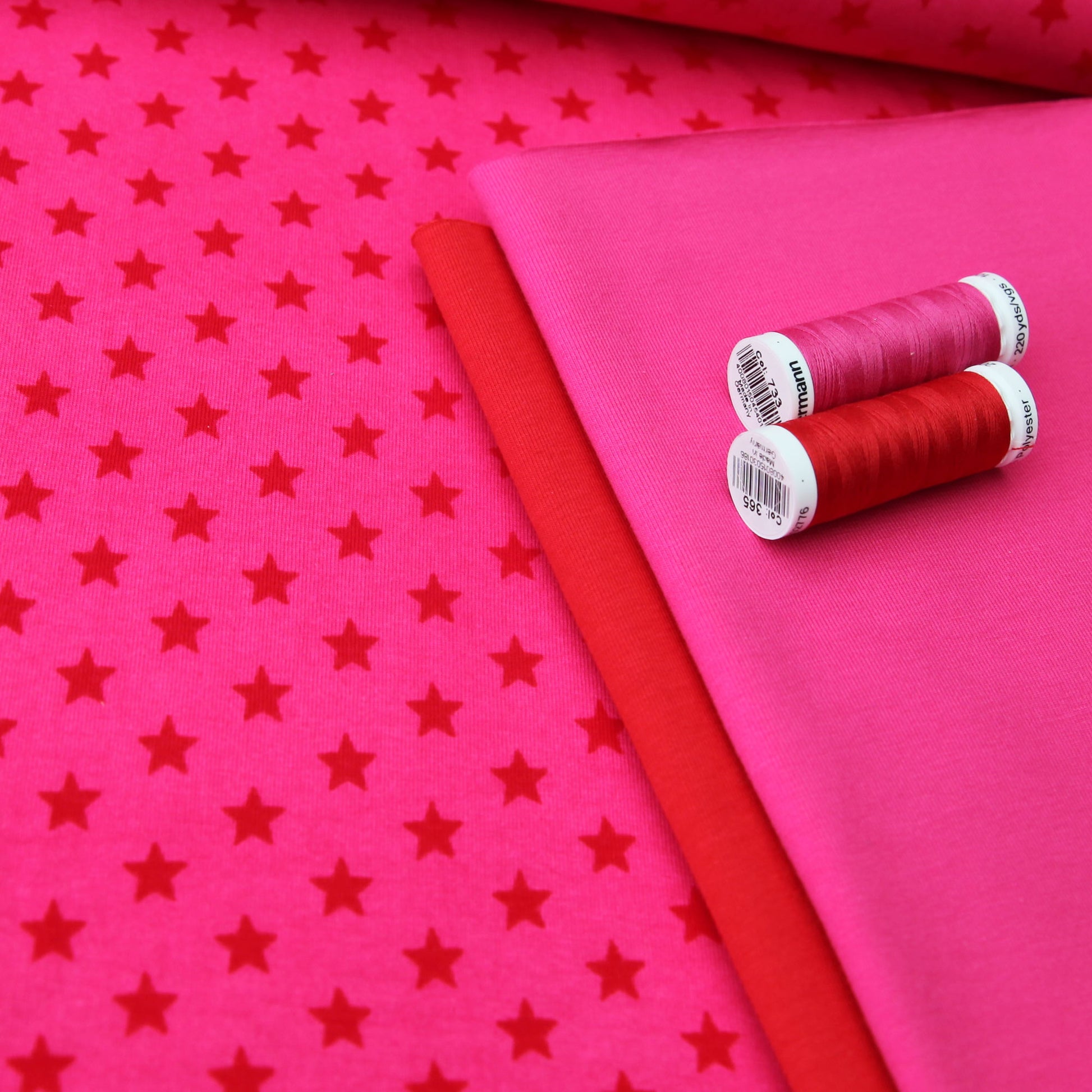 Baumwolljersey "rote 1cm Sterne auf fuchsia" - Jersey Stoff in pink Stoffe Kudellino