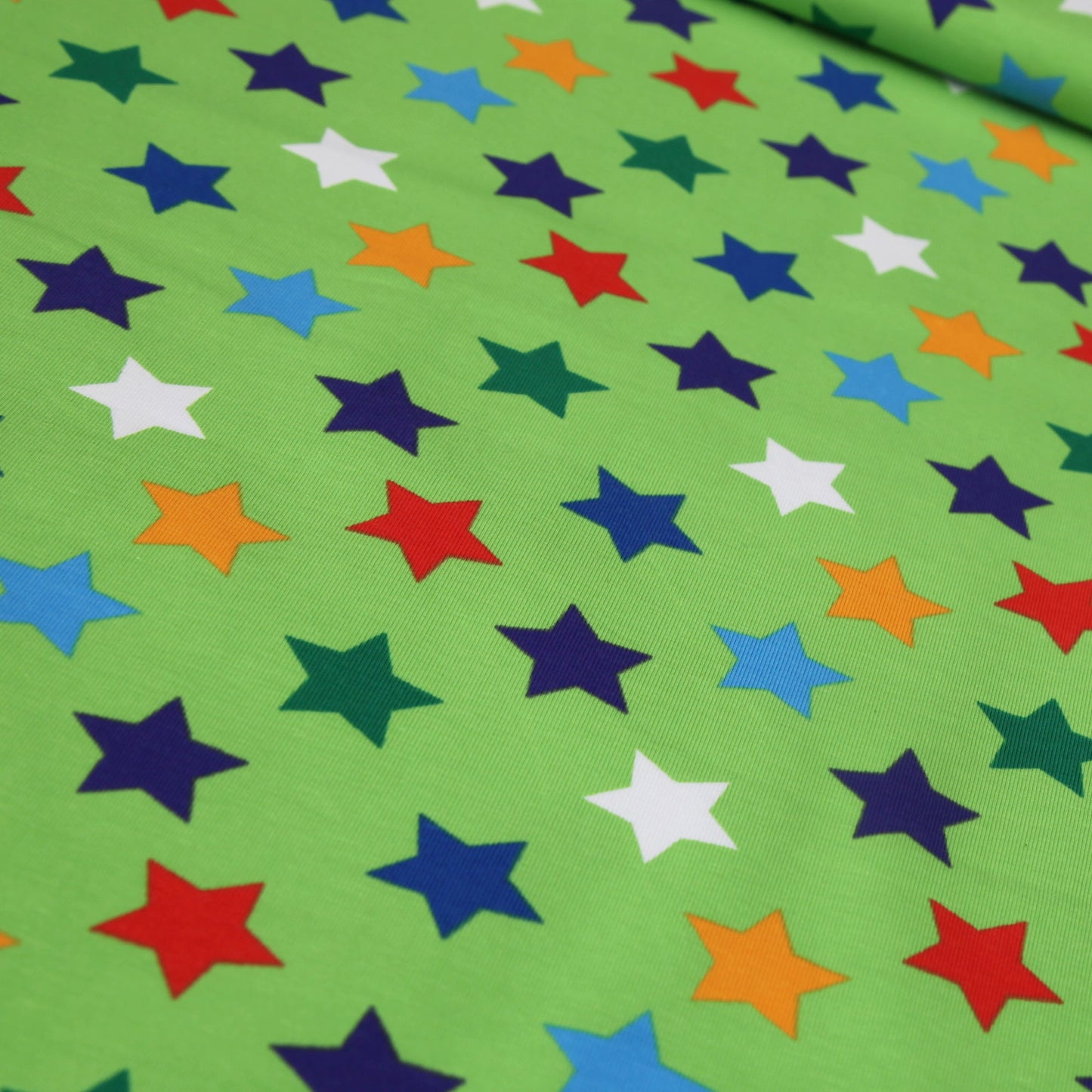 Baumwolljersey 2,5 cm bunte Sterne auf grün - Jerseystoff - Stoffe Kudellino