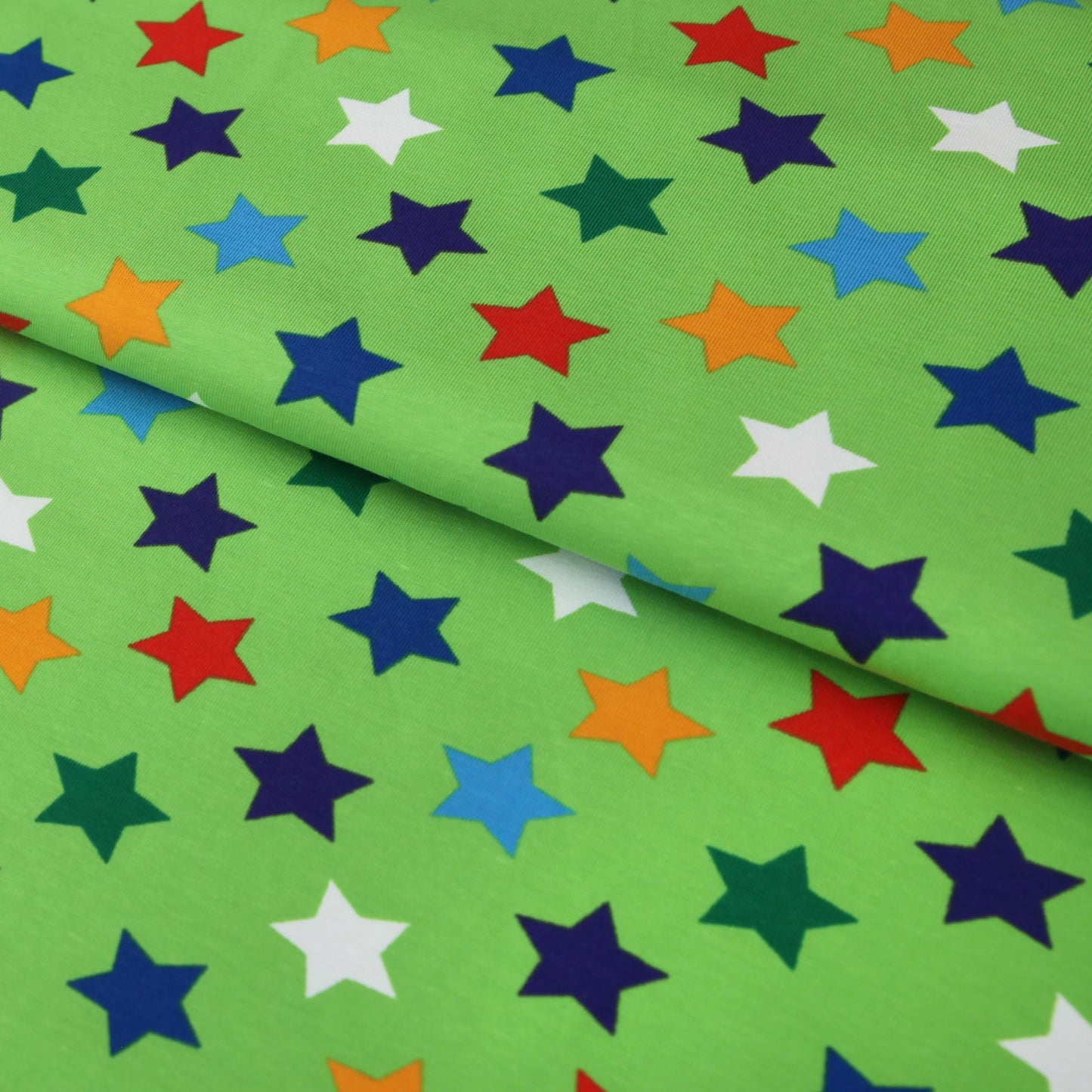 Baumwolljersey 2,5 cm bunte Sterne auf grün - Jerseystoff - Stoffe Kudellino