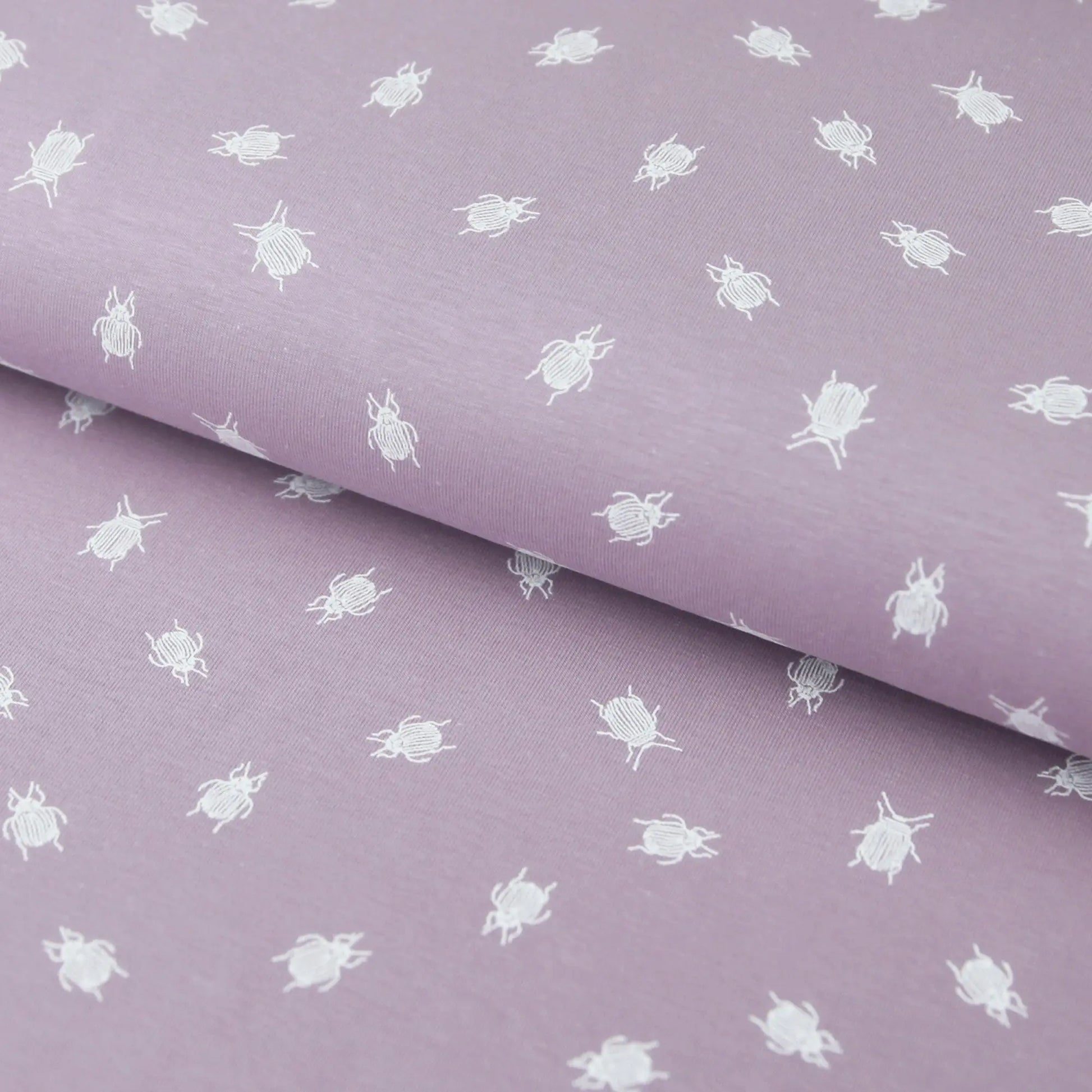 Baumwolljersey Käfer auf mauve rauchlila Jersey Stoff – Stoffe