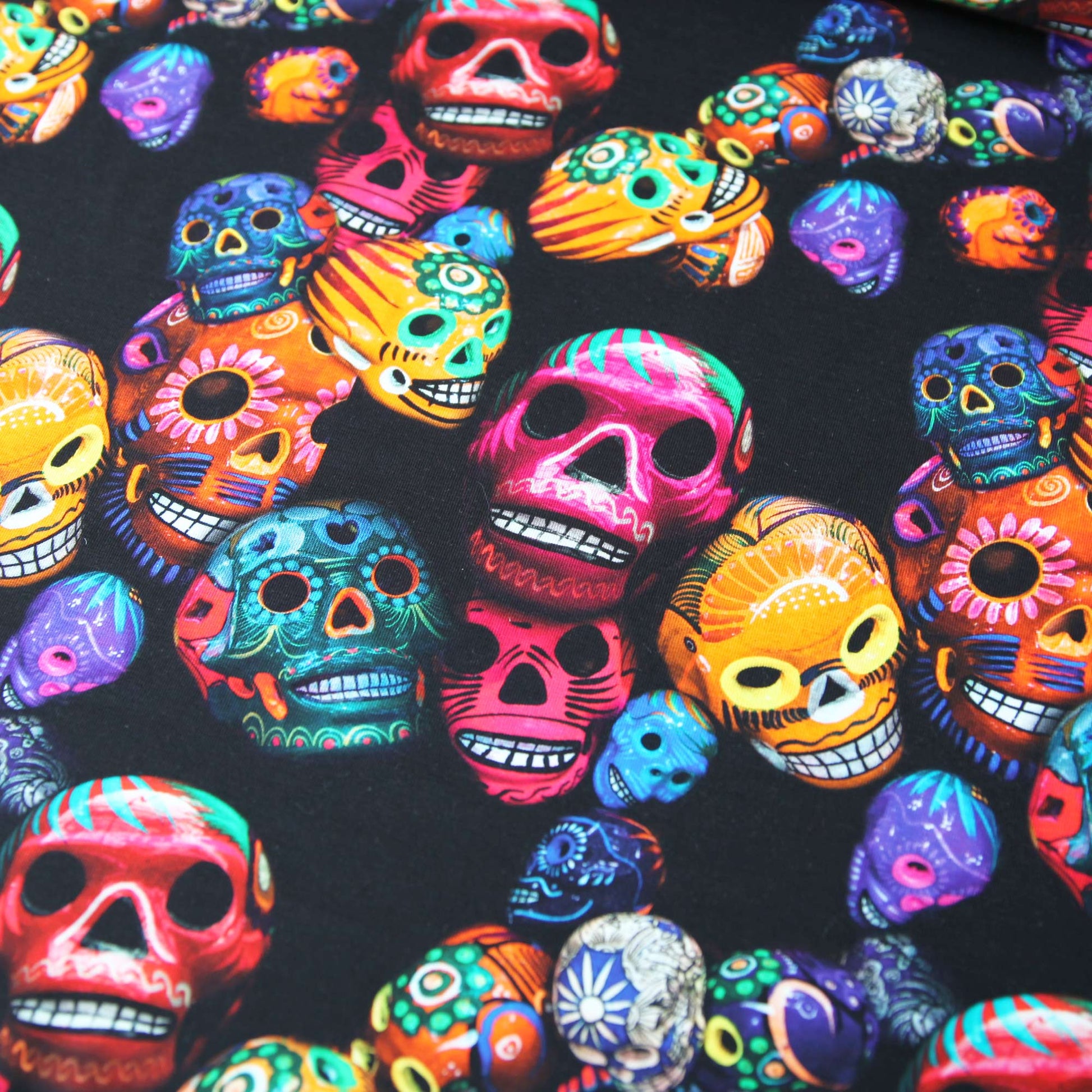 Baumwolljersey "bunte Sugar Skulls Totenköpfe" - Jersey Stoff Mexican Día de los Muertos - Stoffe Kudellino - Bündchenstoffe, Jersey Stoffe und mehr...