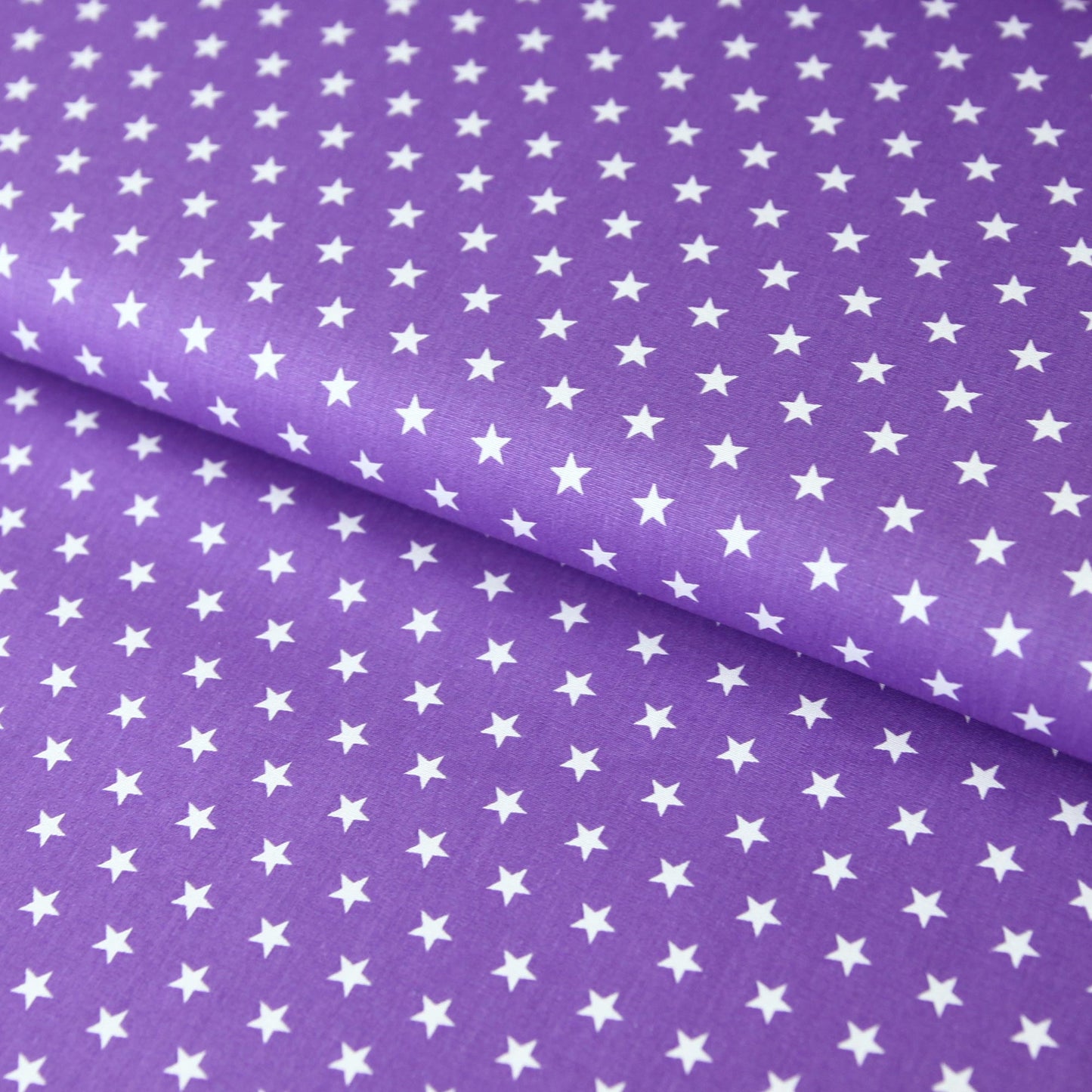 Baumwollstoff mit Sternen / Popeline " 1 cm weiße Sterne auf violett" - Patchwork 100% Baumwolle lila - Stoffe Kudellino